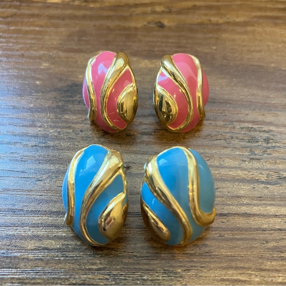 Set of 2 pairs of oval shaped gold tone with blue/pink color earrings - Picture 2 of 6